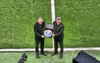 Beşiktaş Teknik Direktörü Sergen Yalçın'a 100. maç plaketi