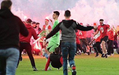 Çekya'da olaylı gece! Şampiyonluk derbisinde saha karıştı!