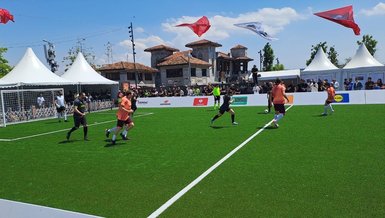 Eski yıldızlar efsaneler maçında karşı karşıya geldi!