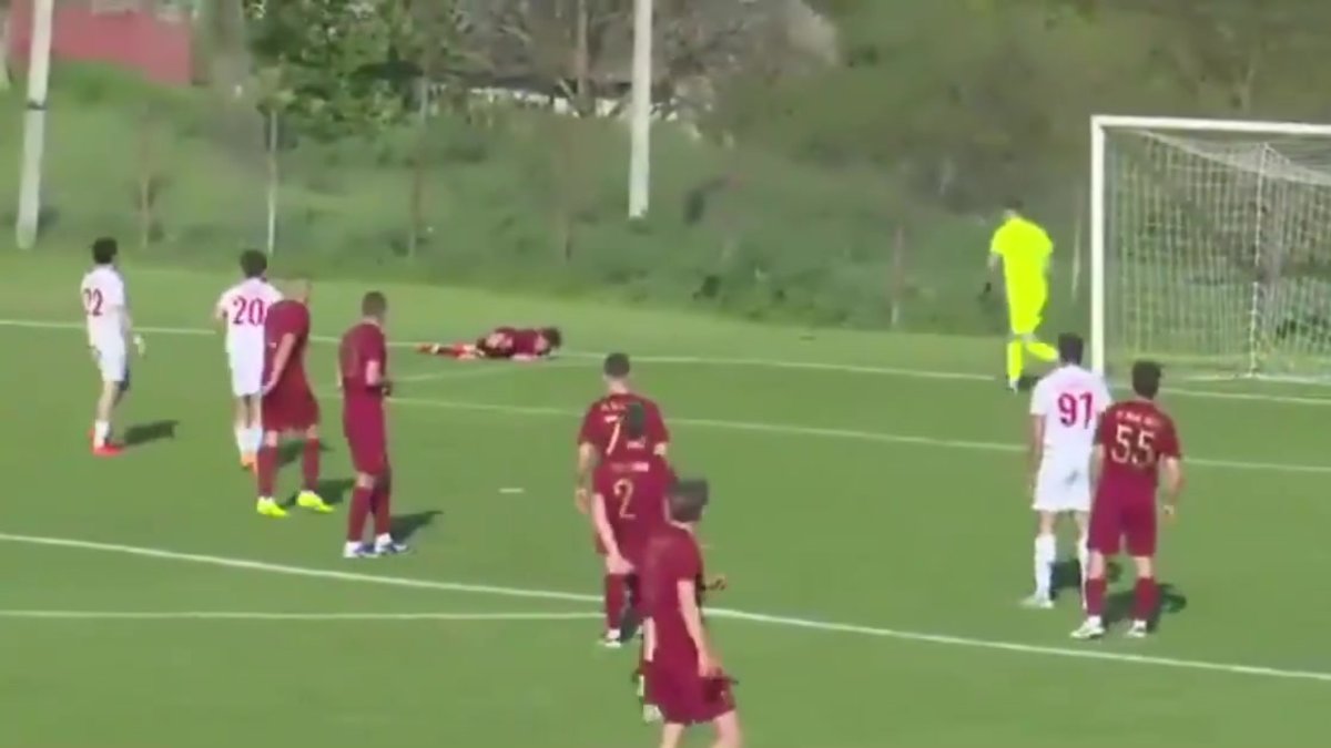 Futbol sahalarının gördüğü en ilginç gollerden biri! Kimse olanlara inanamadı